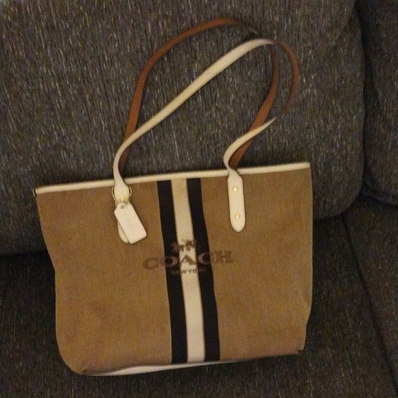 ๐ฅฐ๐ COACH City Carriage Tote Purse - Picture 2 of 10